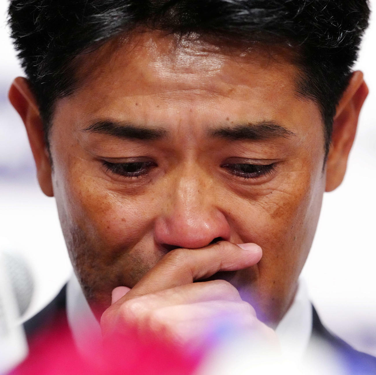 退任会見で、家族に感謝の言葉を述べ涙する侍ジャパン稲葉監督（撮影・江口和貴）