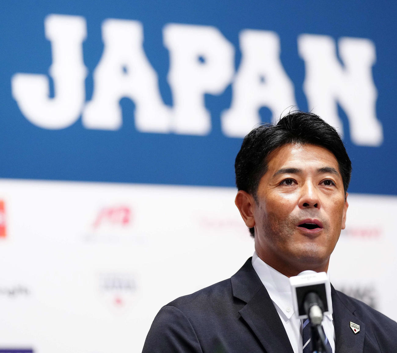 退任会見に臨む侍ジャパン稲葉監督（撮影・江口和貴）