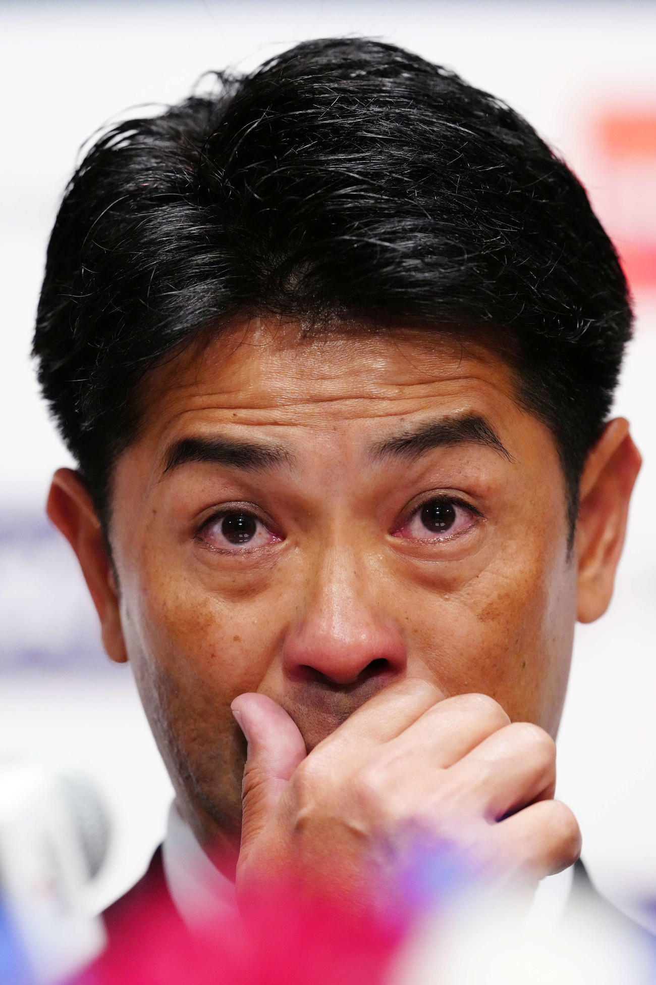 退任会見で、家族に感謝の言葉を述べ涙する侍ジャパン稲葉監督（撮影・江口和貴）