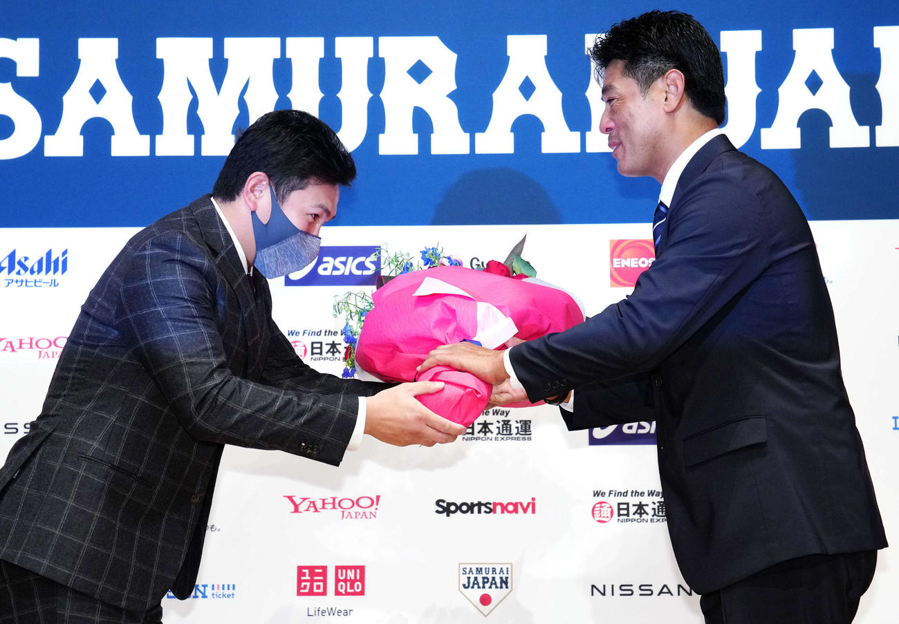 退任会見でDeNA山崎（左）から花束を受け取る侍ジャパン稲葉監督（撮影・江口和貴）