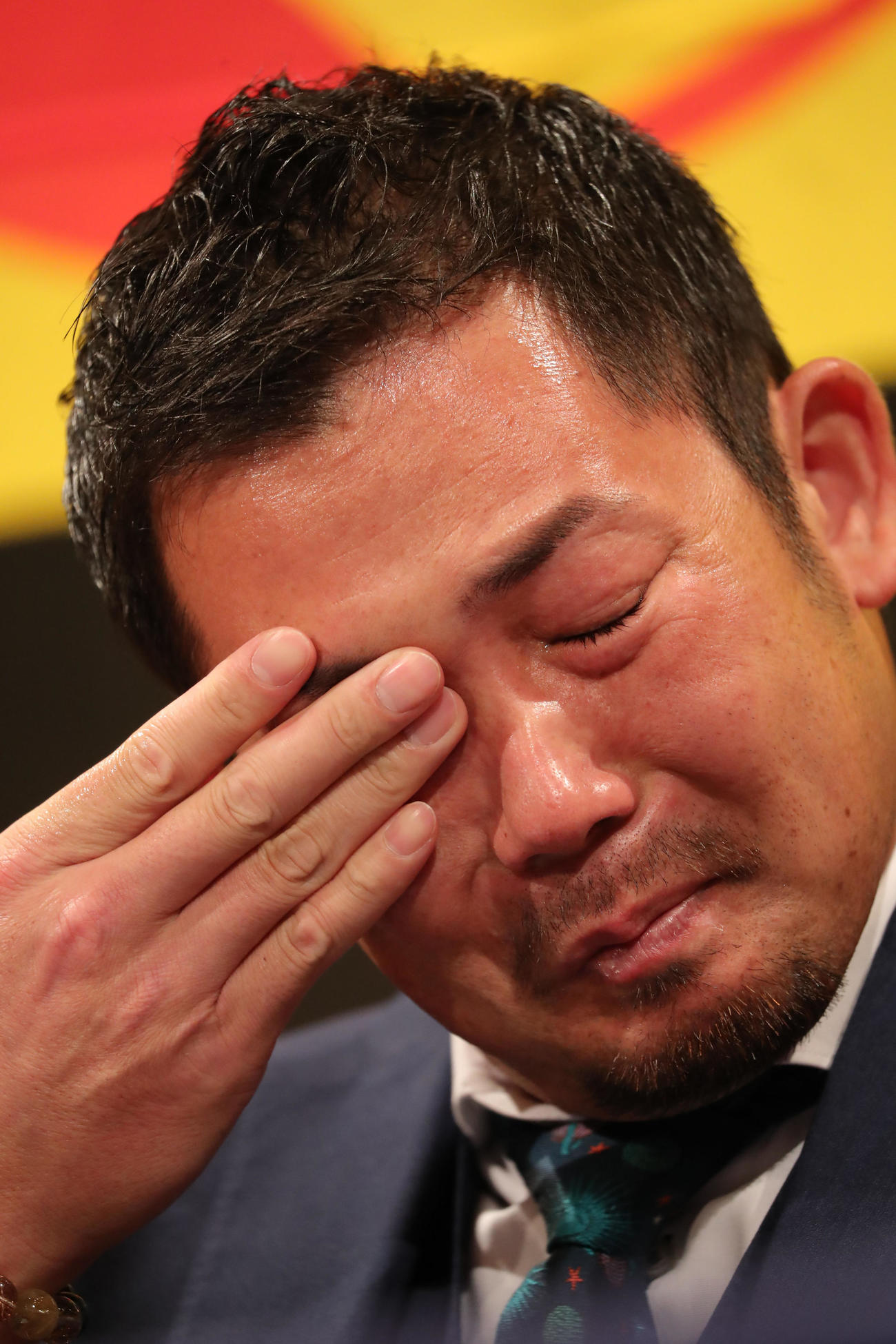 現役引退の記者会見で涙を流す阪神岩田稔
