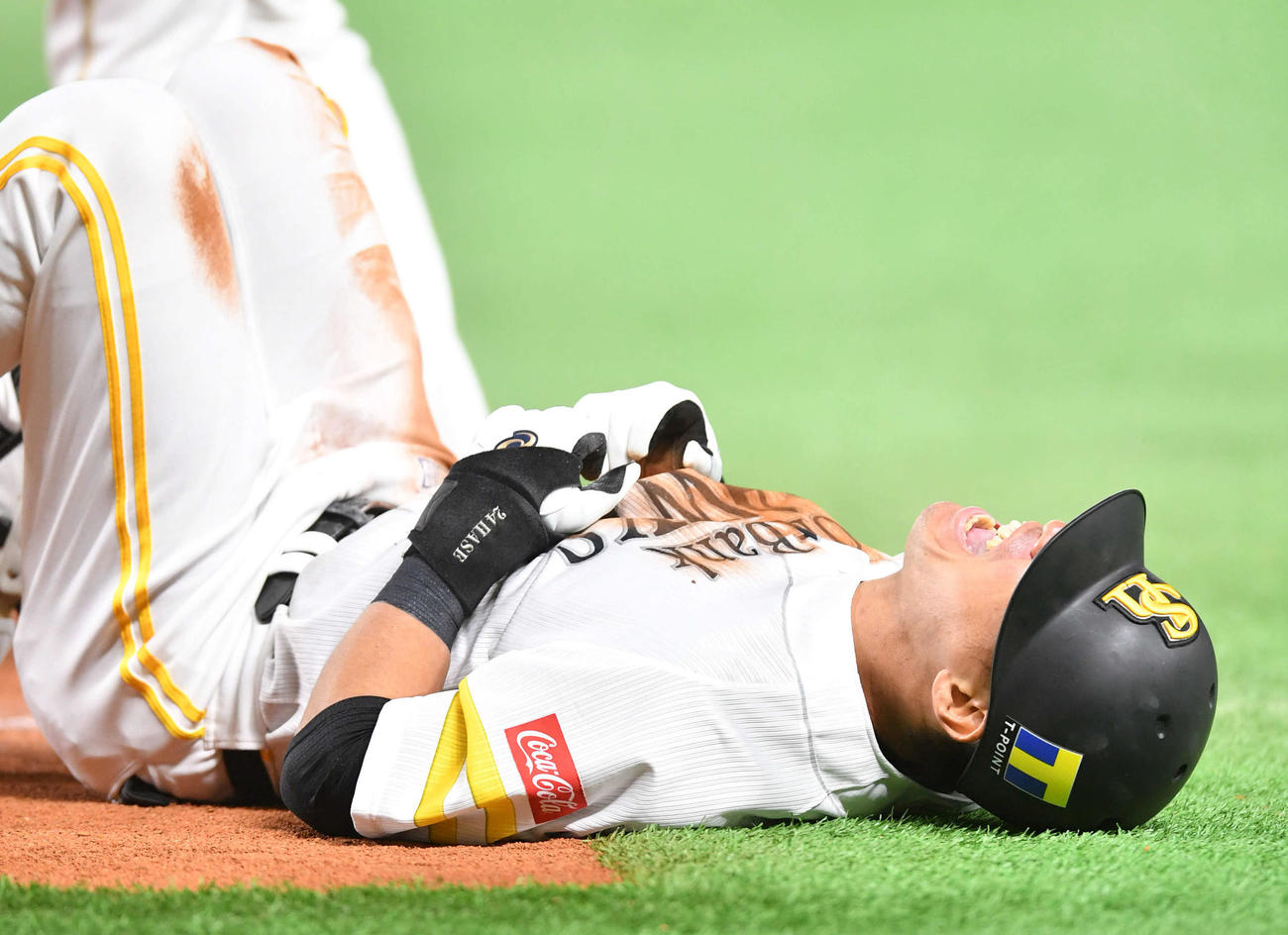 ソフトバンク対日本ハム　7回裏ソフトバンク1死二塁、一ゴロで一塁にヘッドスライディングするもアウトとなり、悔しそうに叫ぶ長谷川（撮影・岩下翔太）