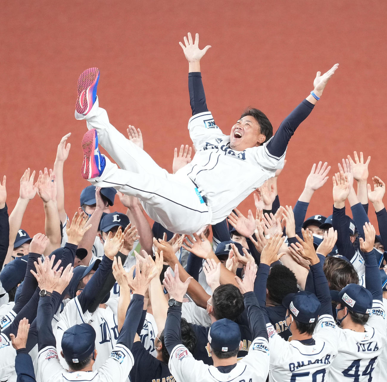 西武対日本ハム　引退する西武松坂は笑顔でナインに胴上げされる（撮影・菅敏）
