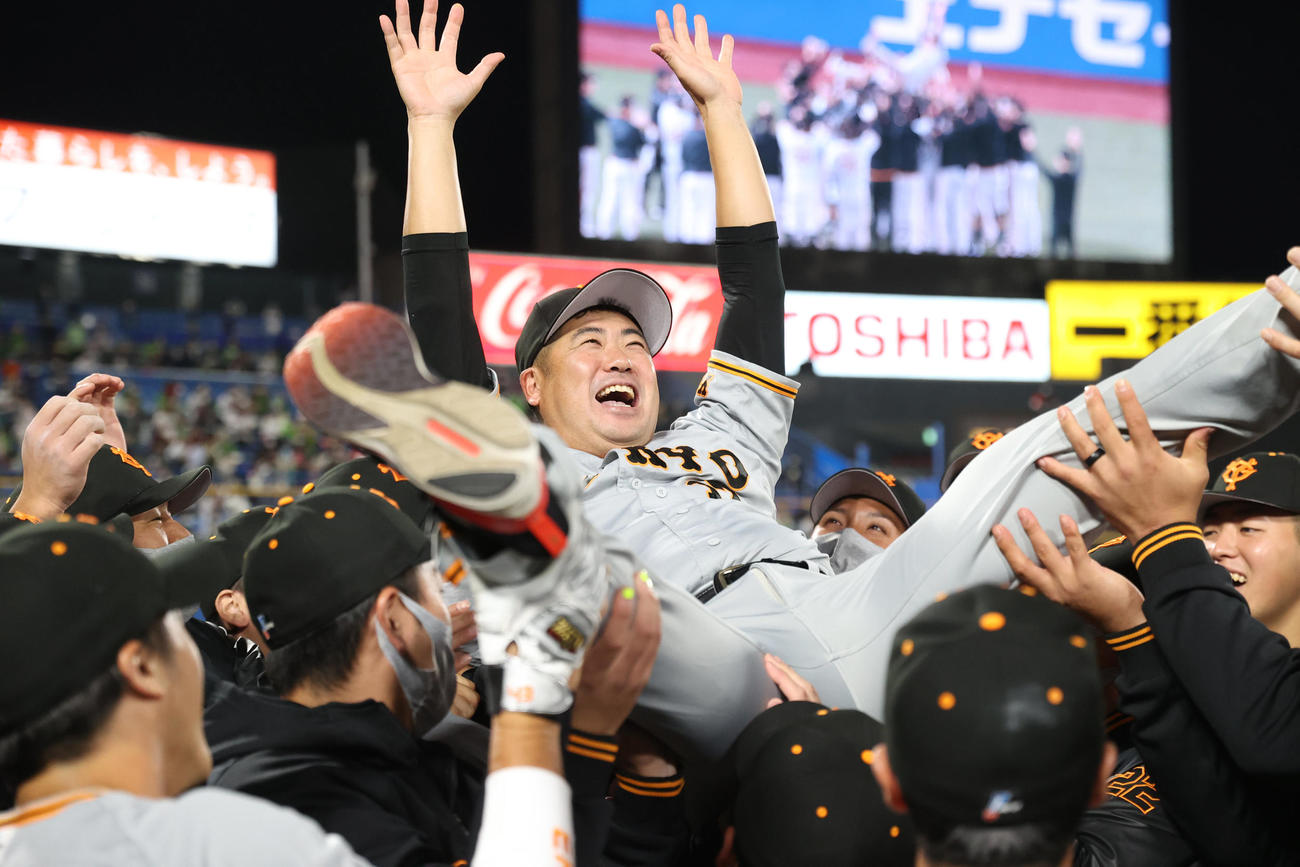ヤクルト対巨人　現役最後の登板をした大竹は試合後にチームメートから胴上げされる（球団提供）