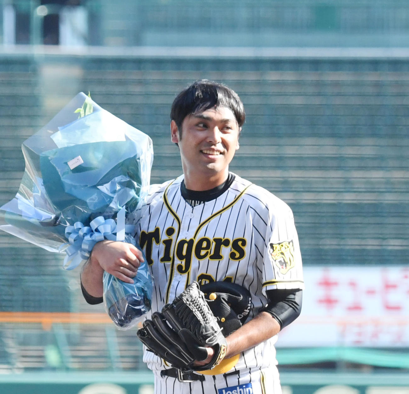 9月25日の阪神対オリックス　9回表に登板し、オリックスから花束をもらう阪神桑原（撮影・滝沢美穂子）
