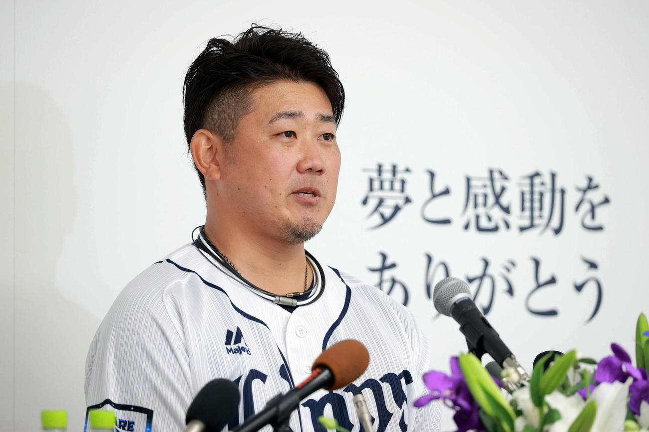 引退会見する西武松坂