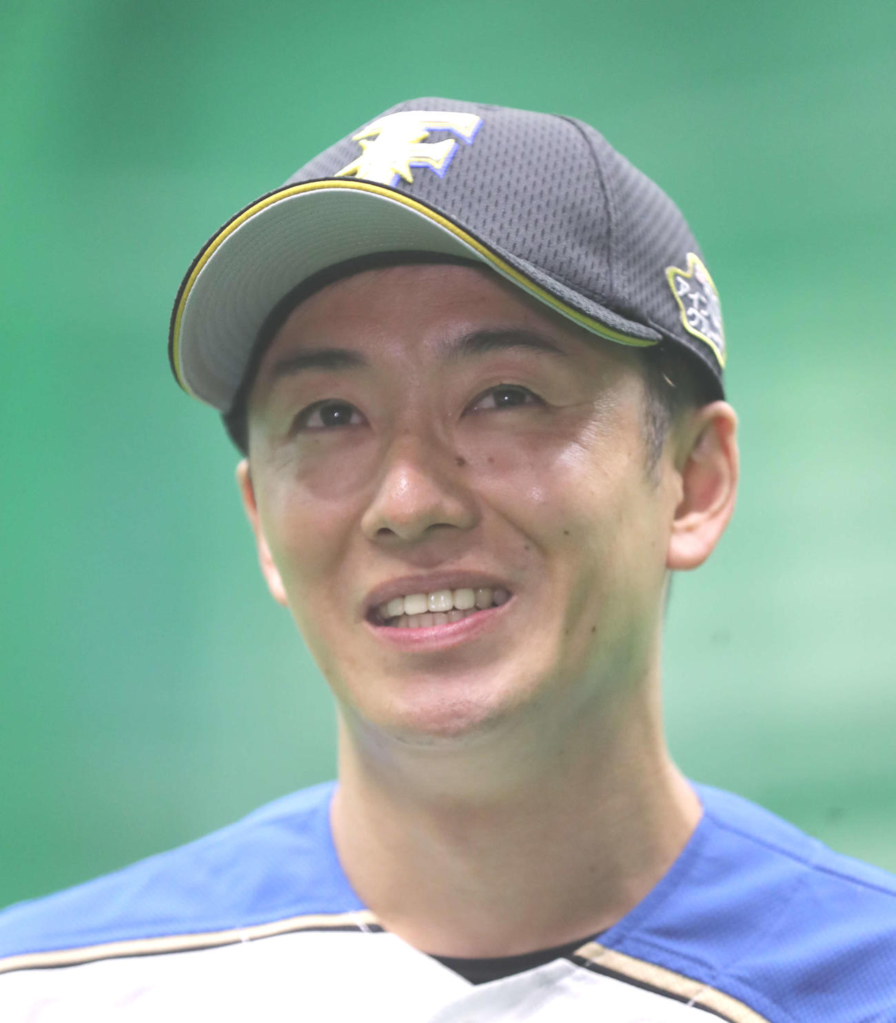 現役引退を発表し、千葉・鎌ケ谷の2軍施設で取材に応じた日本ハム斎藤（21年10月1日代表撮影）
