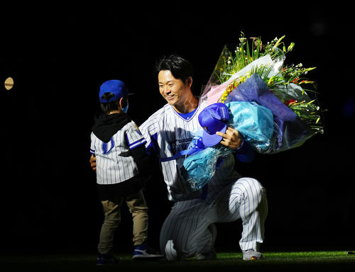 DeNA対巨人 引退セレモニーで子どもから花束を受け取るDeNA中井(撮影・横山健太)
