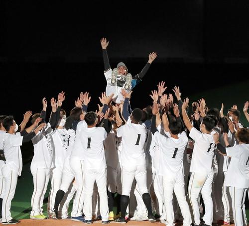 引退セレモニーでナインから胴上げされる斎藤佑樹(撮影・黒川智章)