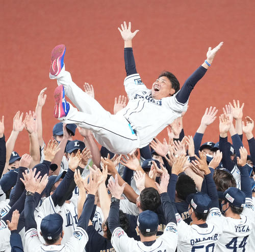 西武対日本ハム 引退する西武松坂は笑顔でナインに胴上げされる(撮影・菅敏)