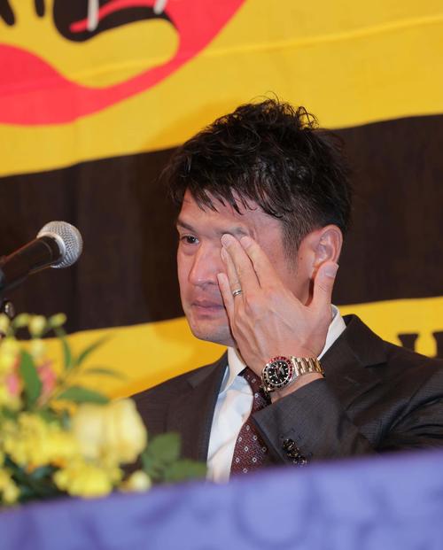 引退会見で涙を流す中田賢一