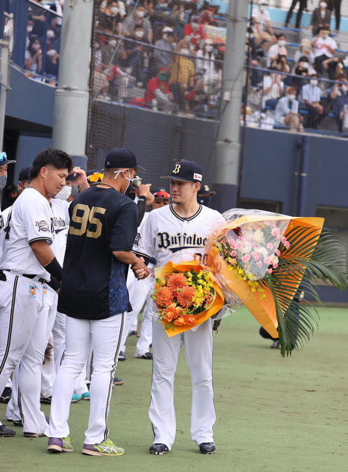 引退セレモニーで花束を受けた西浦(右端)はナインに別れを告げる(撮影・渦原淳)