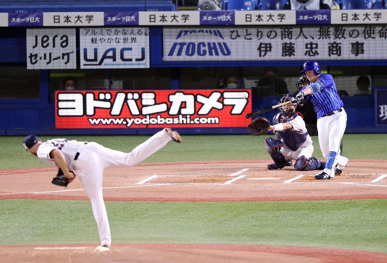 ヤクルト対DeNA 1回表DeNA2死、先制ソロ本塁打を放つ牧。投手サイスニード（撮影・狩俣裕三）