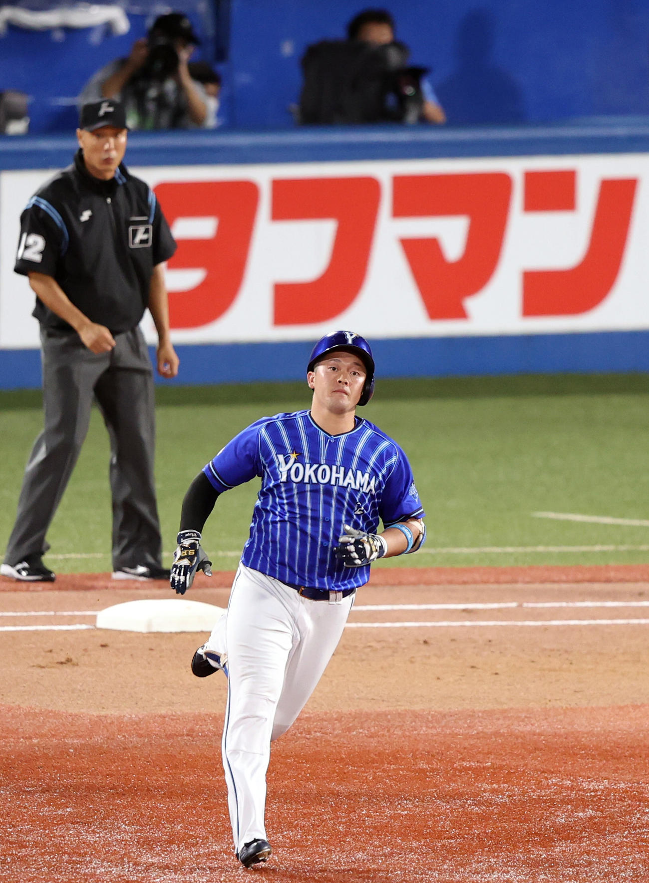 ヤクルト対DeNA 1回表DeNA2死、先制ソロ本塁打を放つ牧（撮影・狩俣裕三）