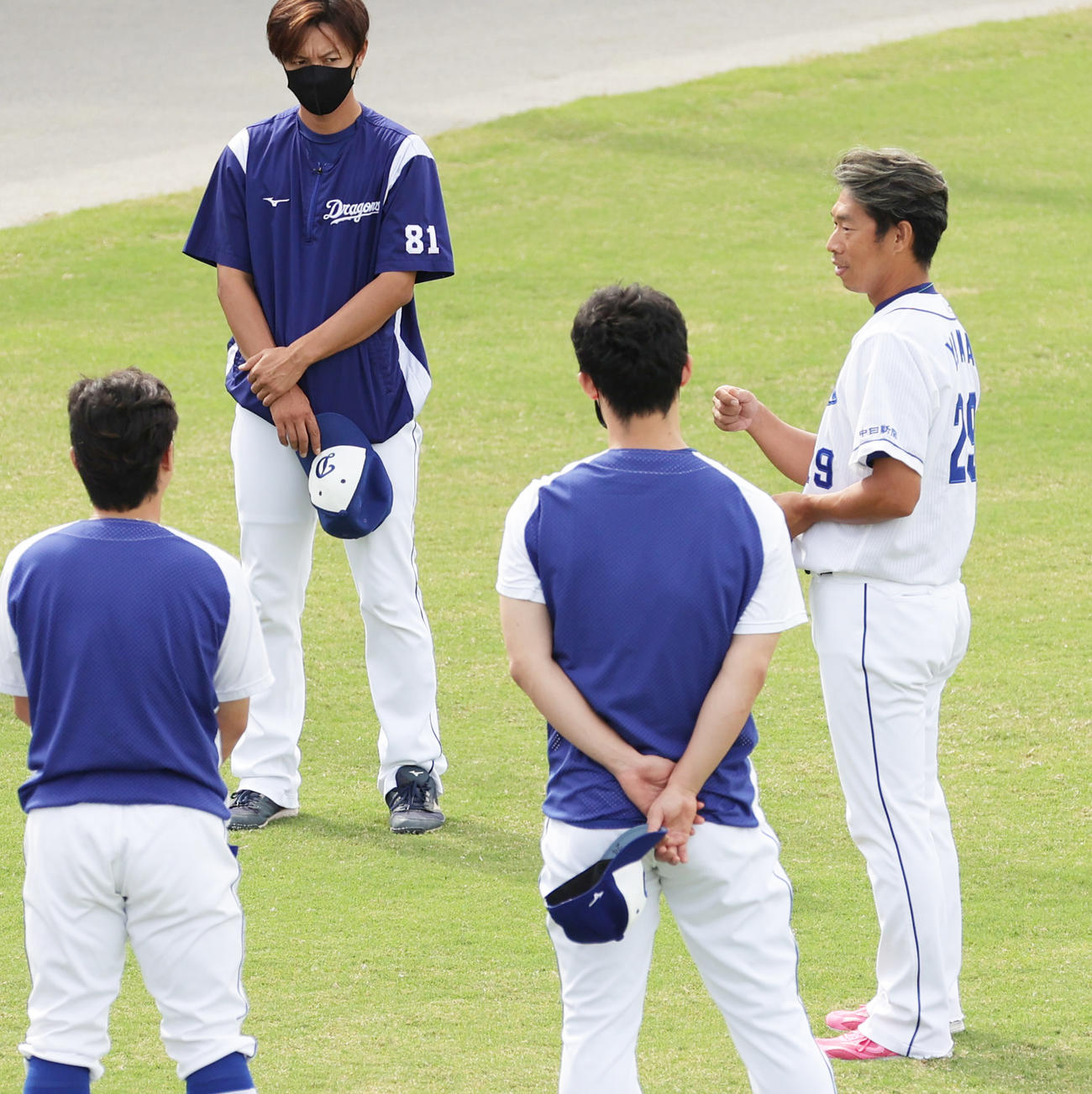ナゴヤ球場での練習を前にあいさつする中日山井（右）（撮影・清水貴仁）