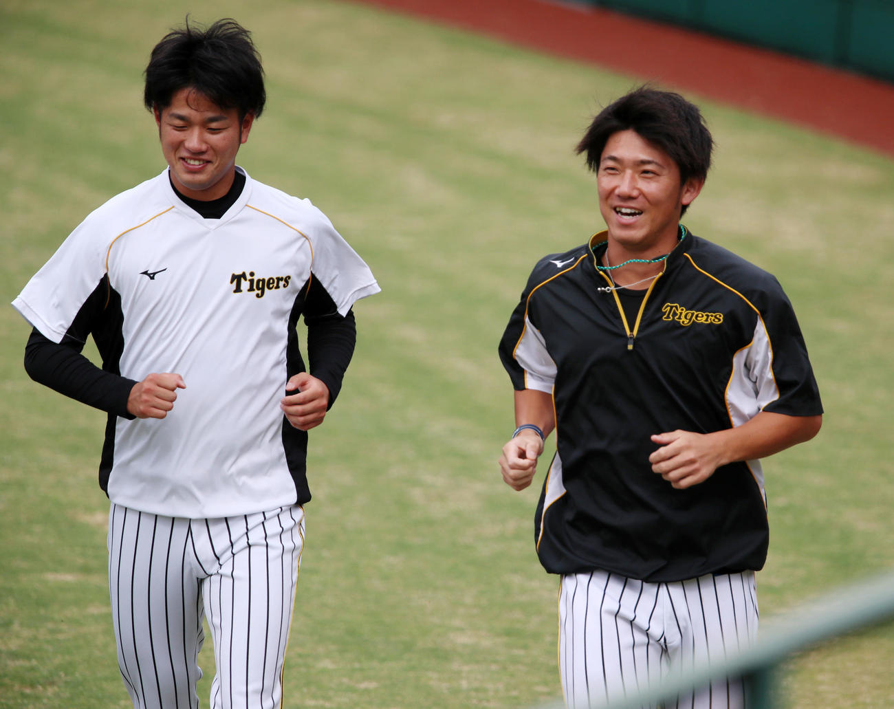 阪神対広島　笑顔を見せてランニングする伊藤将（右）と高橋（撮影・加藤哉）
