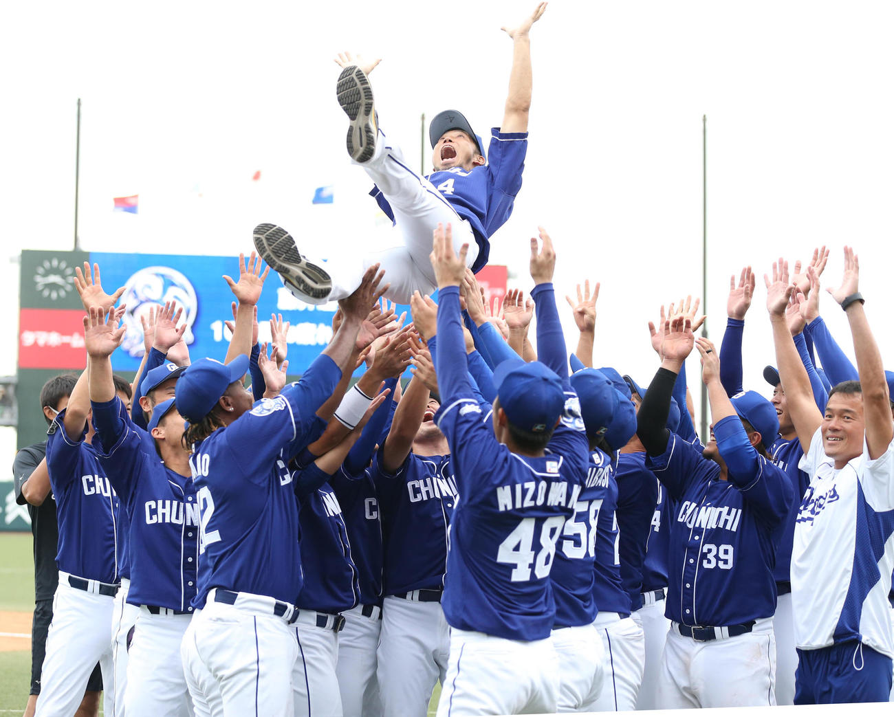 ウエスタン・リーグ　ソフトバンク対中日　今季で引退する中日藤井はナインに胴上げされる（撮影・梅根麻紀）