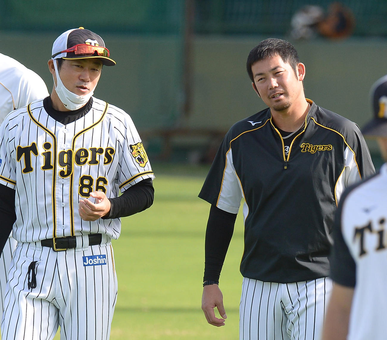阪神対ソフトバンク3軍　試合前練習で阪神安藤コーチ（左）と話す岩田稔（代表撮影）