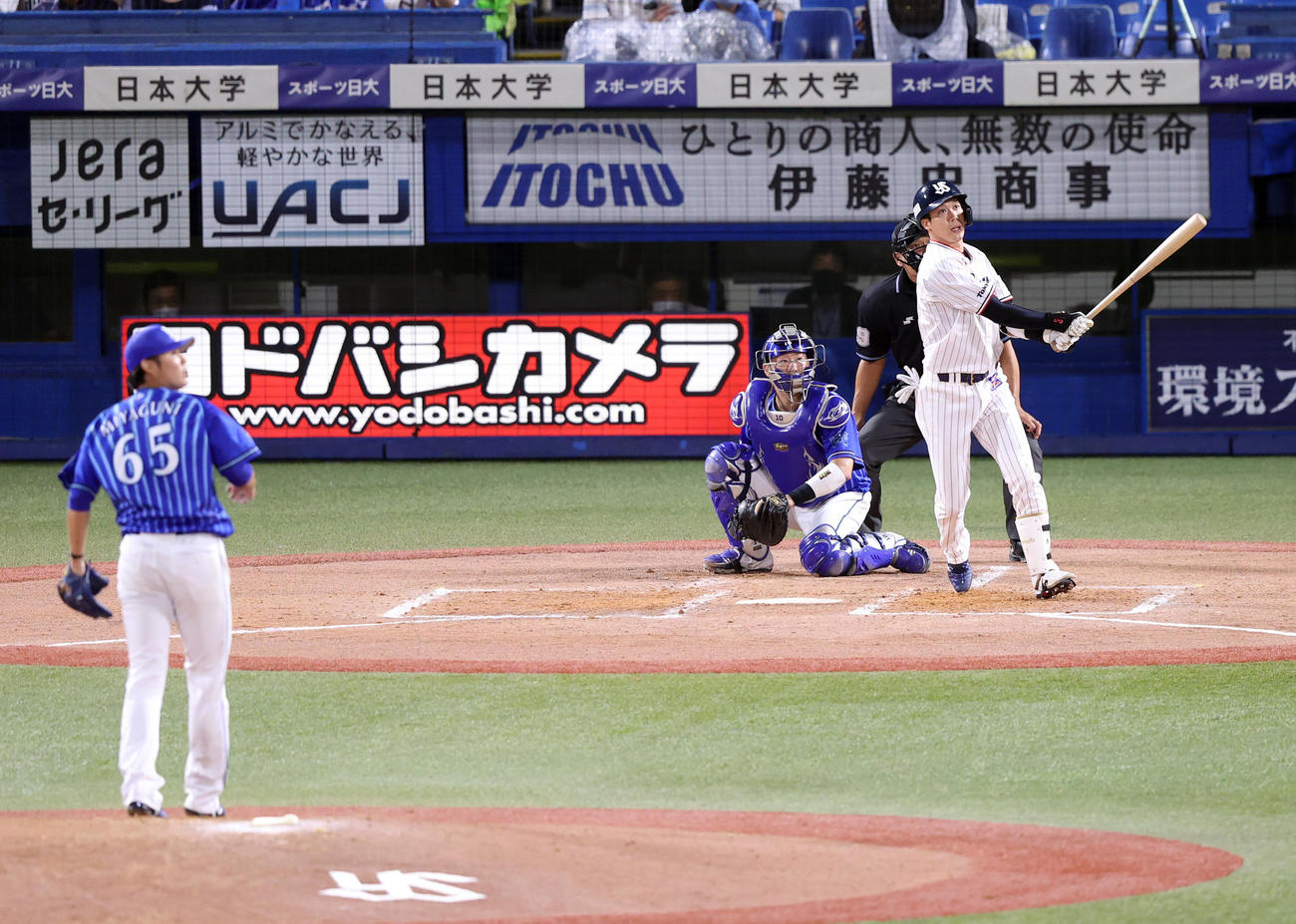 ヤクルト対DeNA 3回裏ヤクルト2死一、二塁、3点本塁打を放つ山田。投手宮国（撮影・狩俣裕三）