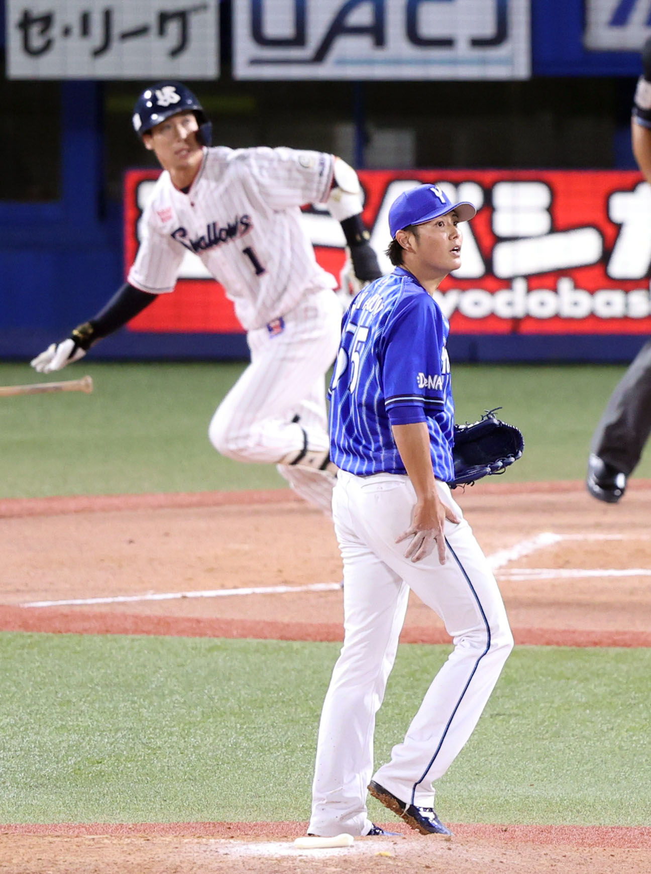ヤクルト対DeNA 3回裏ヤクルト2死一、二塁、山田（後方）に3点本塁打を打たれる宮国（撮影・狩俣裕三）