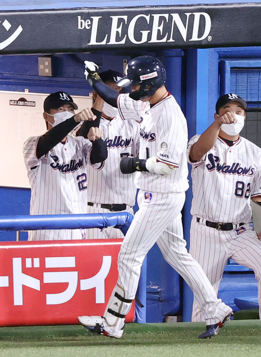 ヤクルト対DeNA 3回裏ヤクルト2死一、二塁、3点本塁打を放った山田（手前）を迎える高津監督（左）（撮影・狩俣裕三）