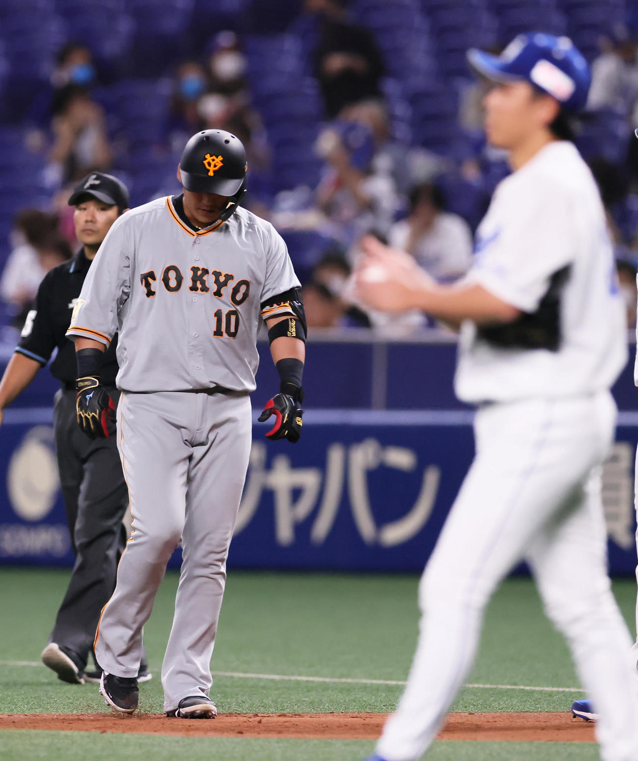 中日対巨人　2回表巨人無死一塁、遊併殺打に倒れた中田（左）。右は中日大野（撮影・足立雅史）