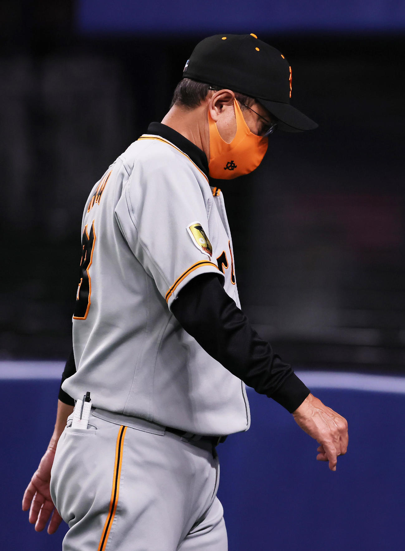 中日対巨人　巨人中田の交代を告げベンチに戻る原監督（撮影・足立雅史）