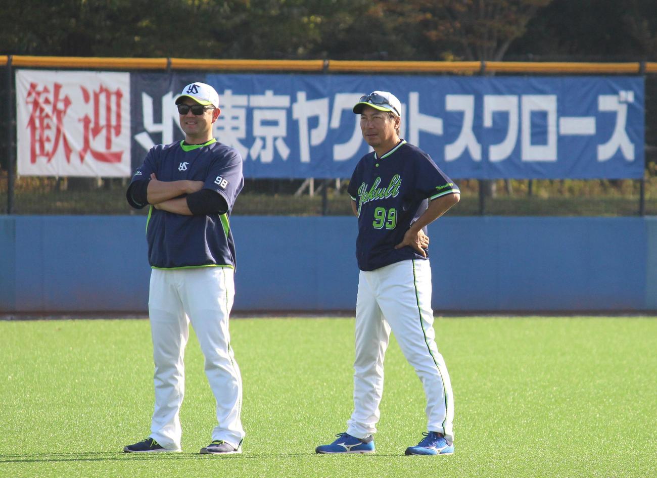 19年11月　投手陣の練習をチェックするヤクルト高津監督（右）