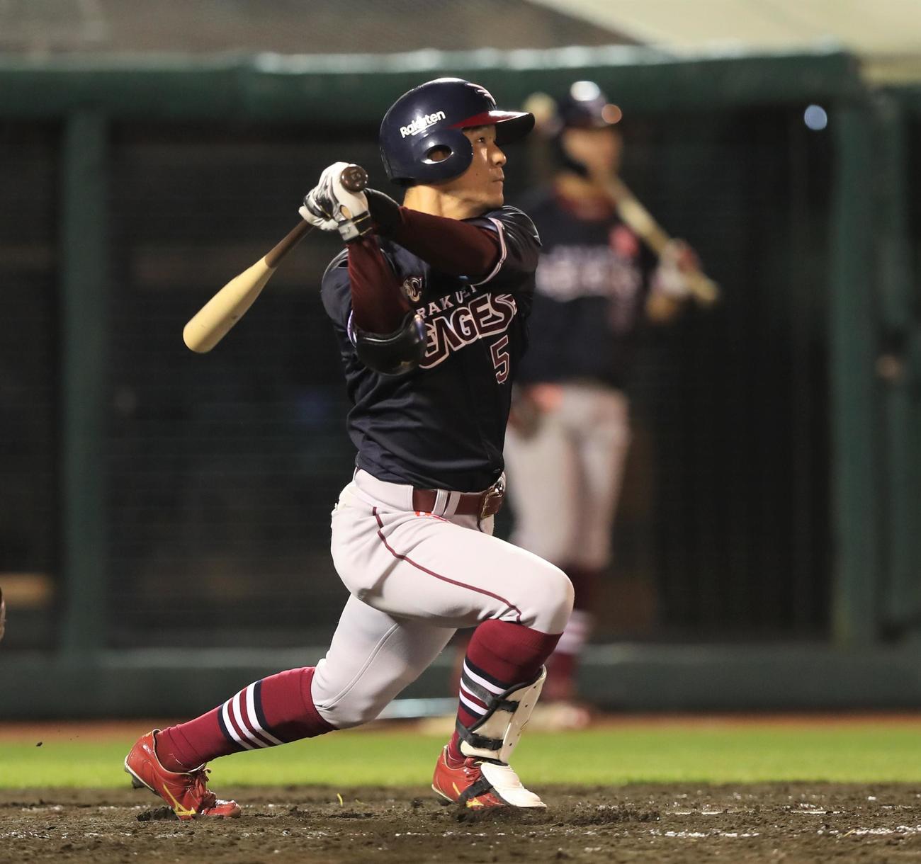 楽天対日本ハム　4回裏楽天1死一塁、中越え2点本塁打を放つ茂木（撮影・黒川智章）