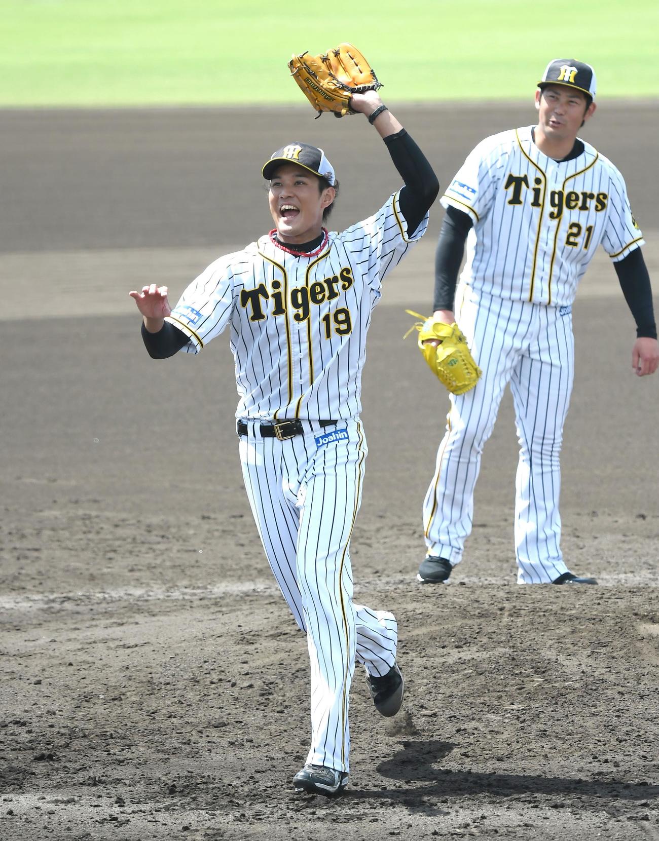 投内連係で声を出す阪神藤浪晋太郎、後方は岩田稔（2020年7月2日撮影）