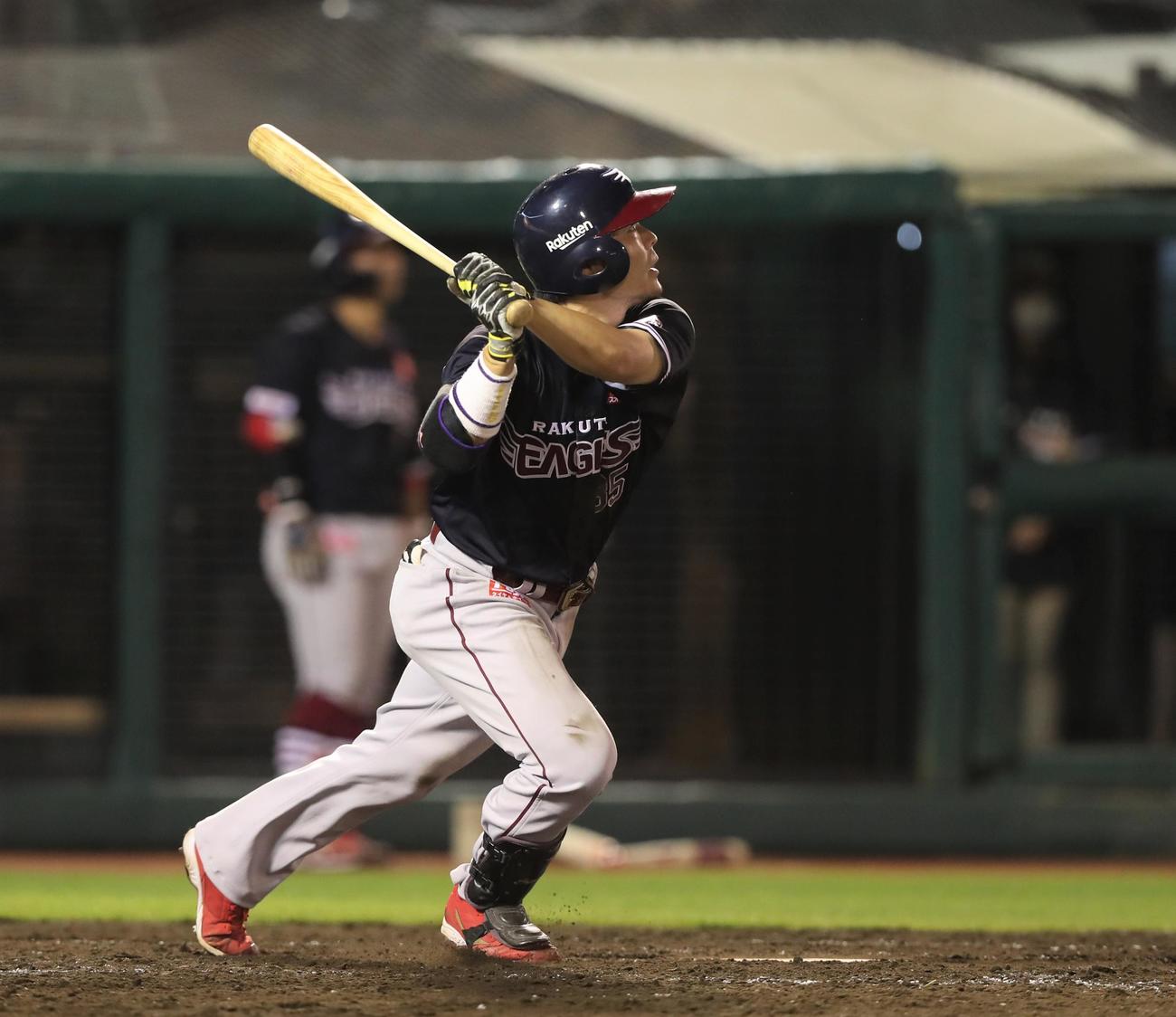 楽天対日本ハム　5回裏楽天無死、左越え本塁打を放つ島内（撮影・黒川智章）