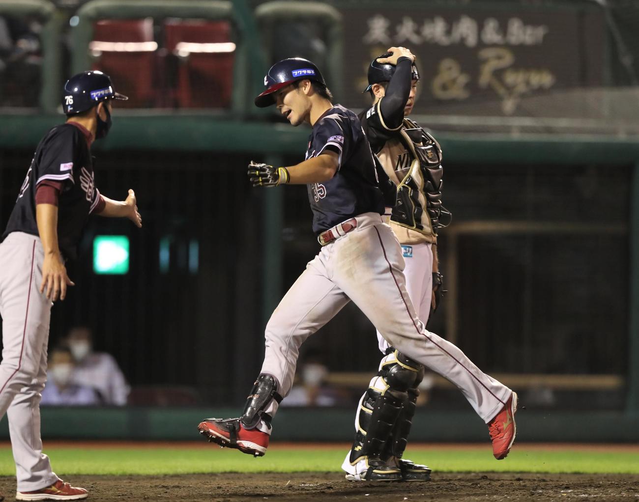 楽天対日本ハム　5回裏楽天無死、左越え本塁打を放ち飛び上がって生還する島内（撮影・黒川智章）