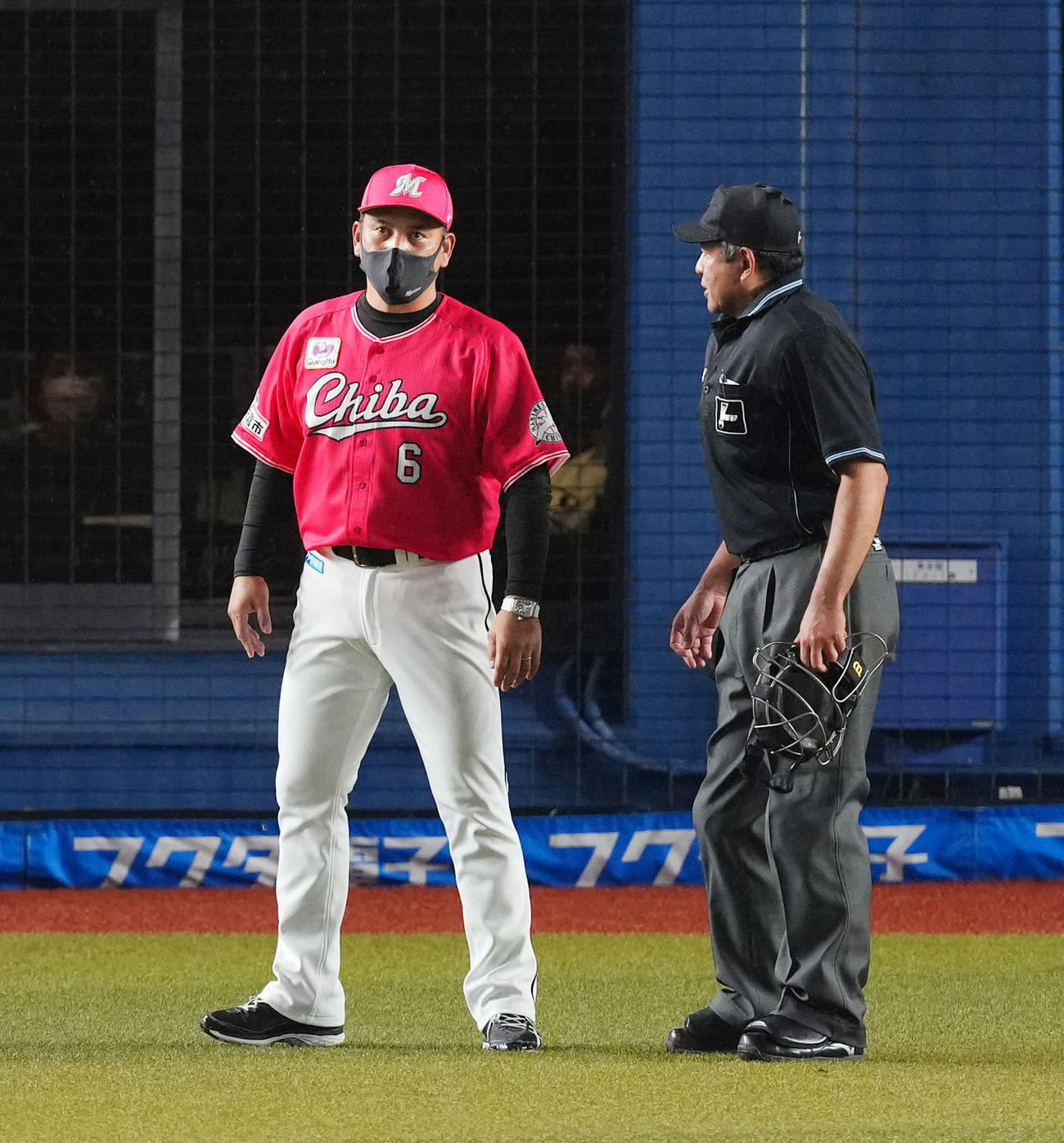 ロッテ対オリックス　9回表オリックス2死一、三塁、T－岡田の右越え3点本塁打後、リプレー検証をリクエストするロッテ井口監督（撮影・横山健太）