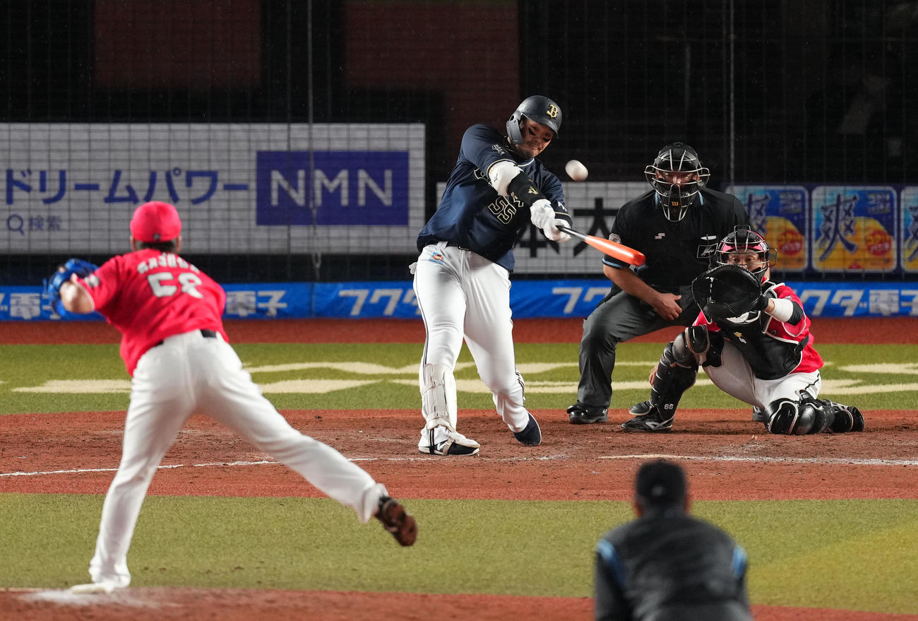 ロッテ対オリックス　9回表オリックス2死一、三塁、右越え3点本塁打を放つT－岡田（撮影・横山健太）