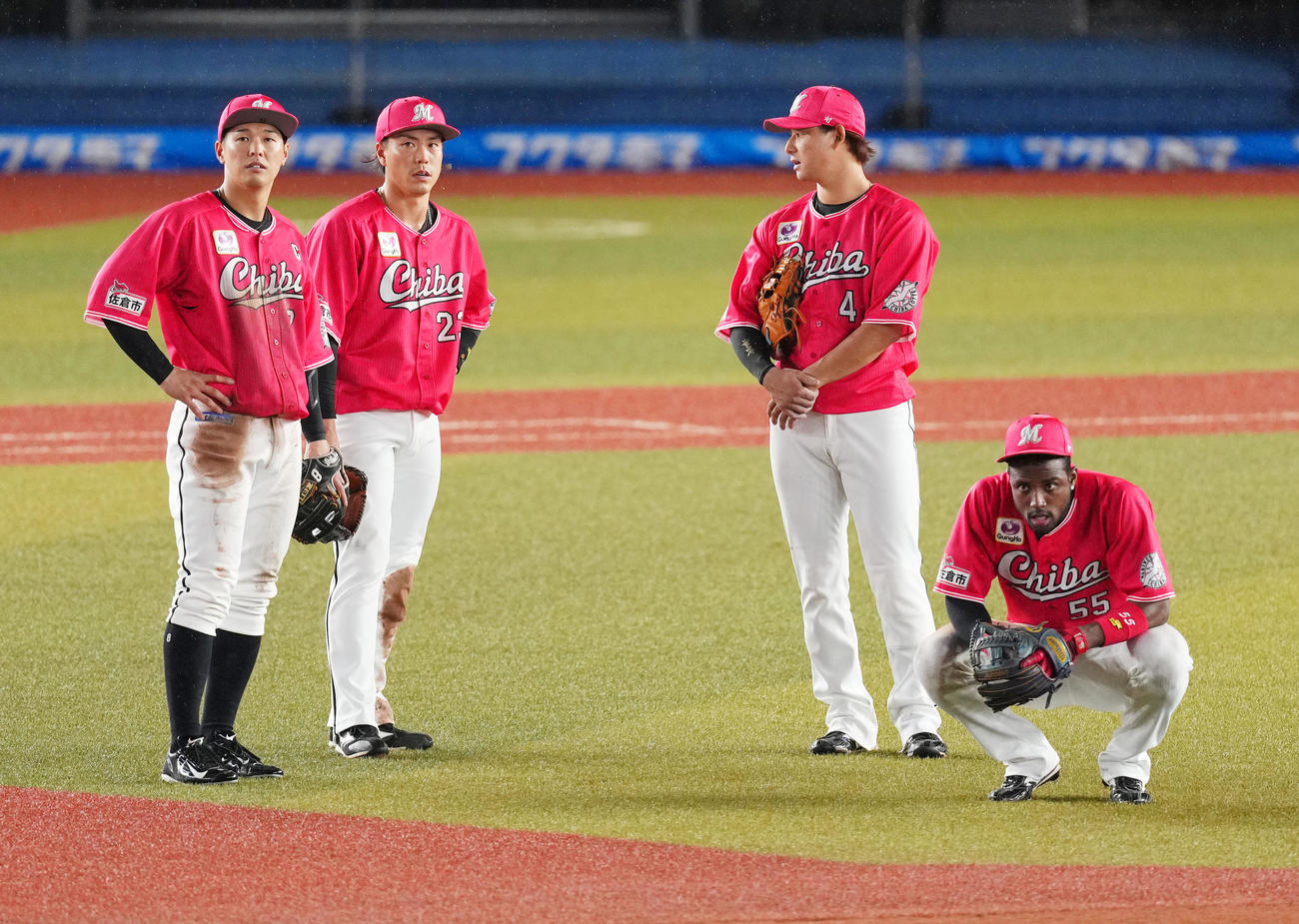 ロッテ対オリックス　9回表オリックス2死一、三塁、T－岡田の右越え3点本塁打後、リプレー検証の結果を待つロッテナイン（撮影・横山健太）