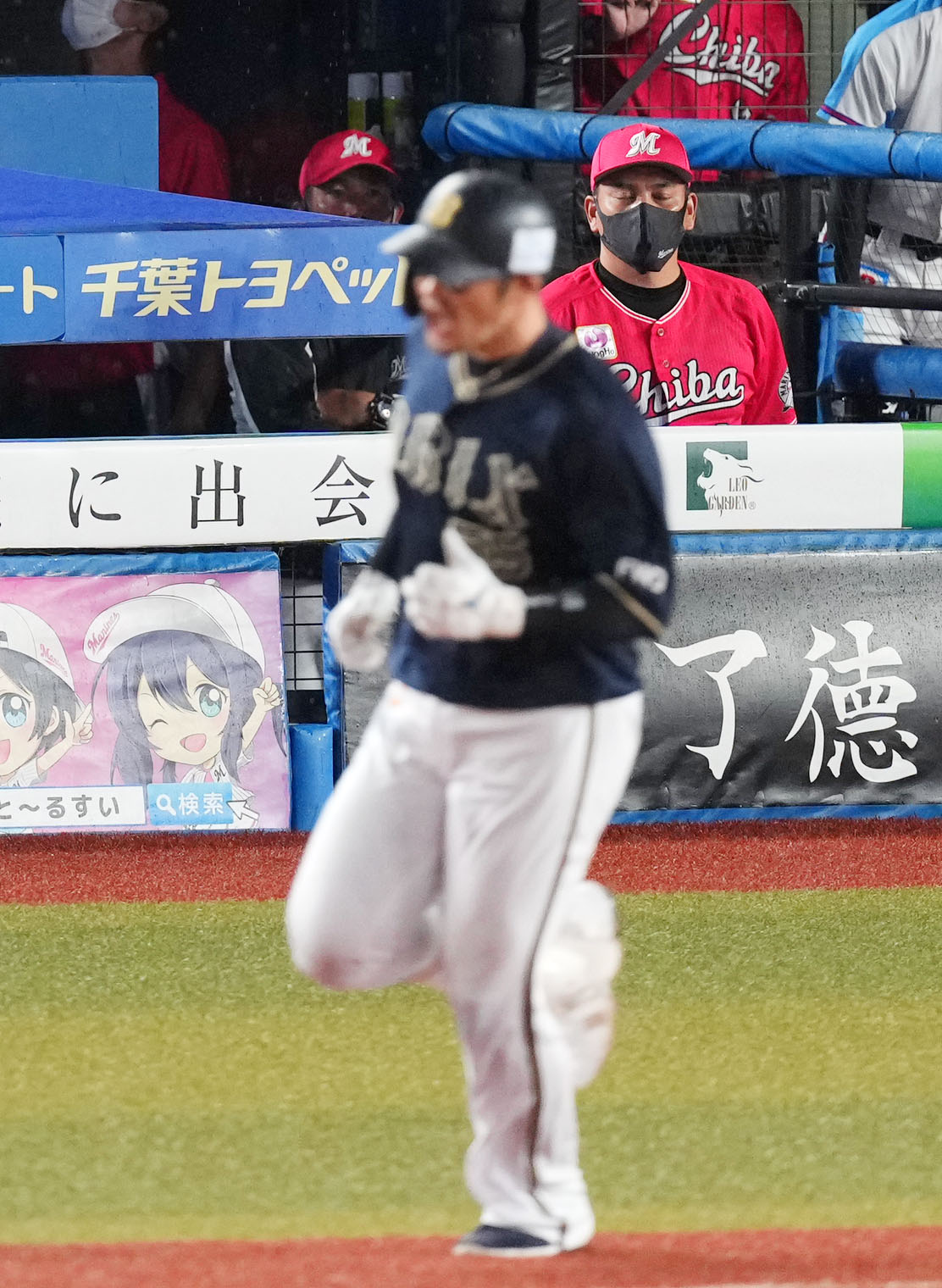 ロッテ対オリックス　9回表オリックス2死一、三塁、T－岡田に右越え3点本塁打を浴び目を閉じる井口監督（右）（撮影・横山健太）