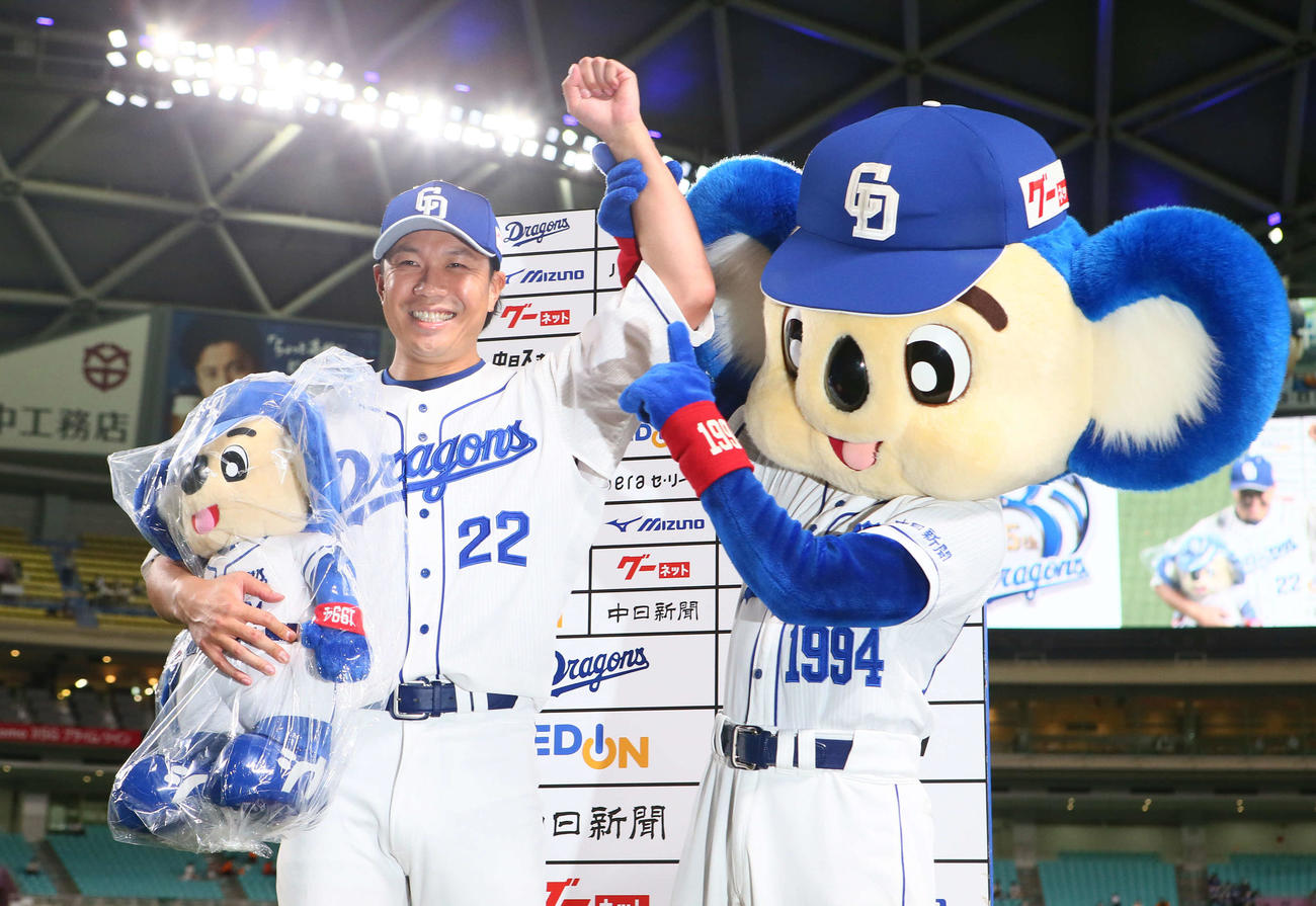 中日対巨人　お立ち台で笑顔を見せる中日大野（撮影・足立雅史）