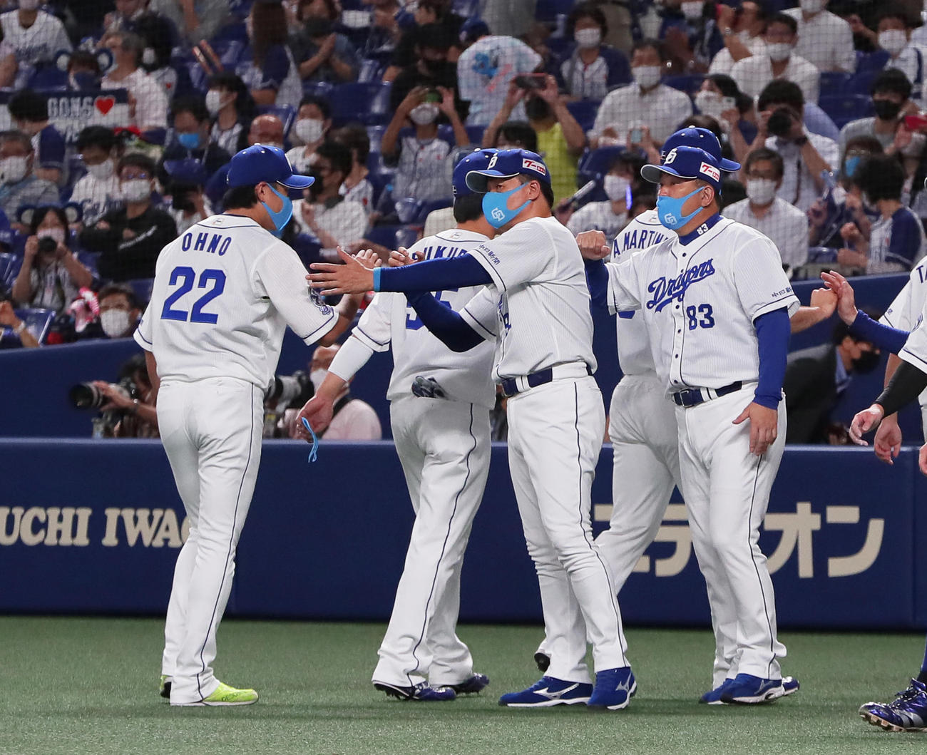 中日対巨人　勝利した中日与田監督（中央）は大野雄（左）らナインを迎える（撮影・足立雅史）