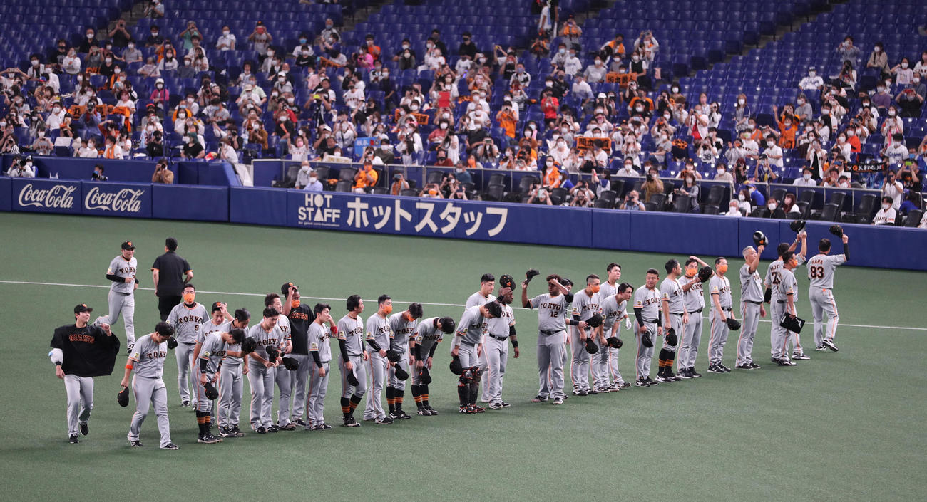 中日対巨人　バンテリンドームナゴヤでの今季最終戦を終えファンのもとへ行きあいさつする巨人の選手たち（撮影・清水貴仁）