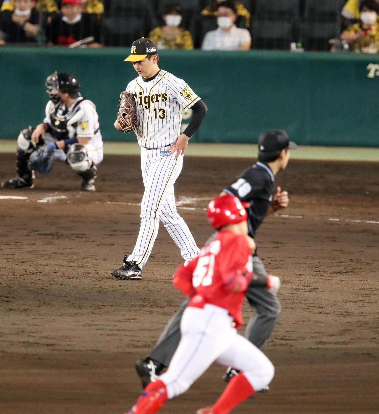 阪神対広島　8回表広島1死、岩崎は小園に右越え勝ち越し本塁打を浴びる（撮影・加藤哉）