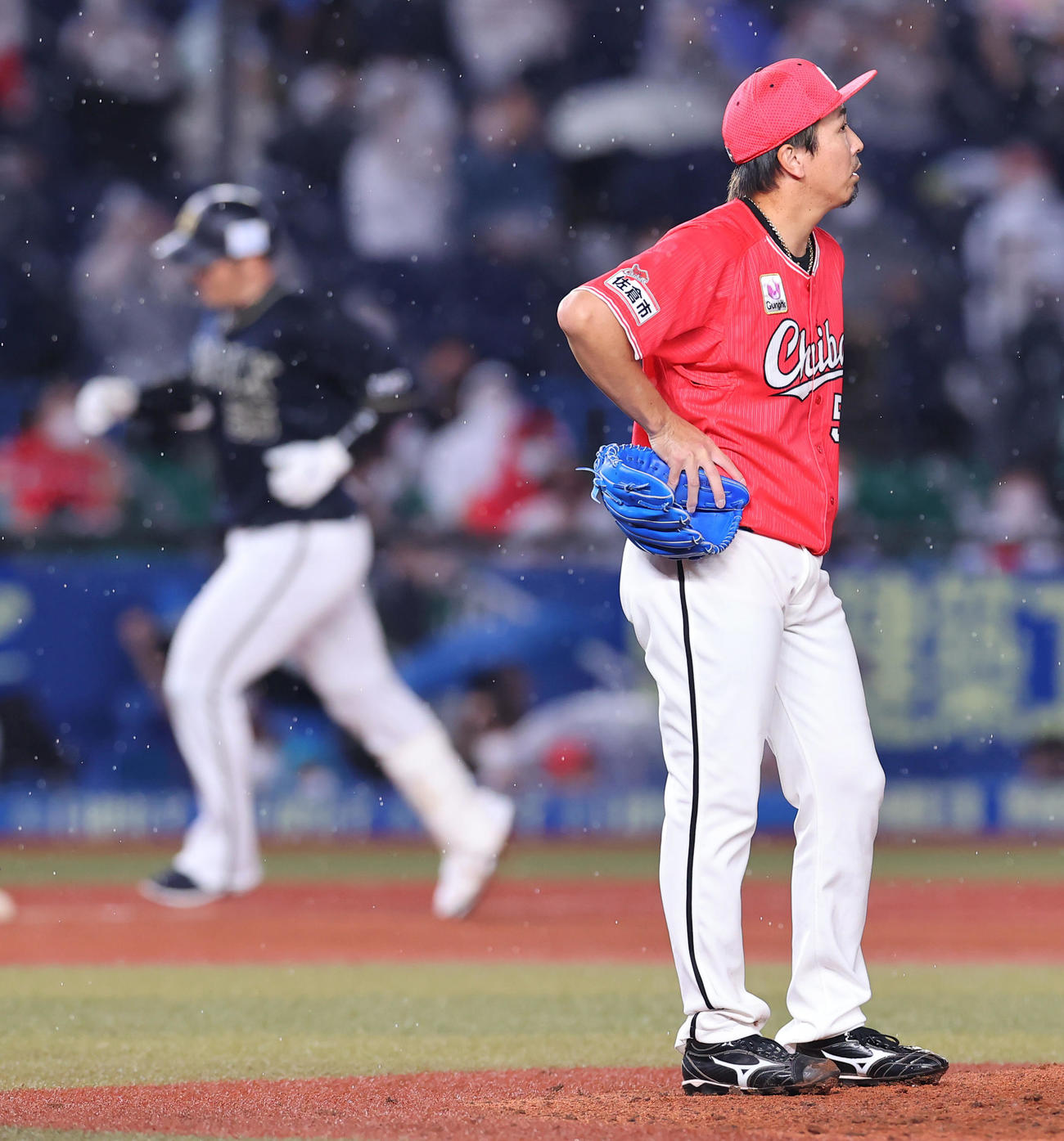 ロッテ対オリックス　9回表オリックス2死一、三塁、T－岡田（左）に逆転3点本塁打を浴び、ぼうぜんとする益田（撮影・垰建太）