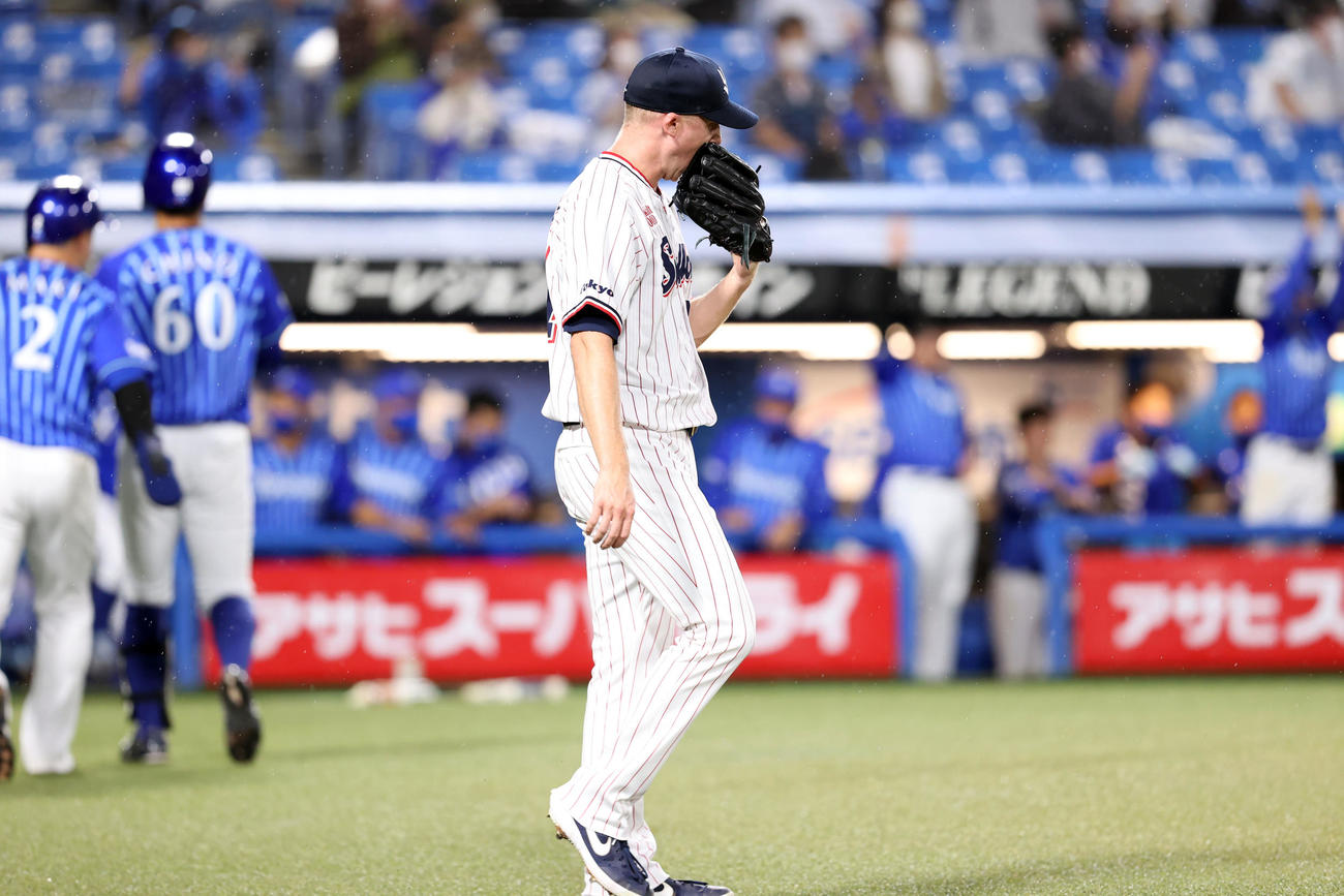 ヤクルト対DeNA 9回表DeNA2死一、二塁、宮崎に2点適時二塁打を許し、喜ぶDeNAベンチを背にがっくりとマウンドに戻るマクガフ（撮影・浅見桂子）