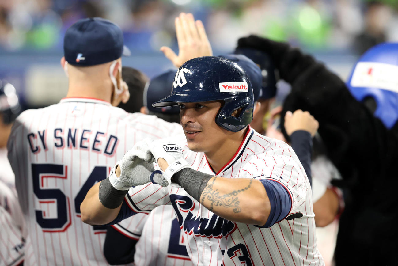 ヤクルト対DeNA 9回裏ヤクルト無死一塁、オスナは2点本塁打を放ちテレビカメラにポーズ（撮影・浅見桂子）
