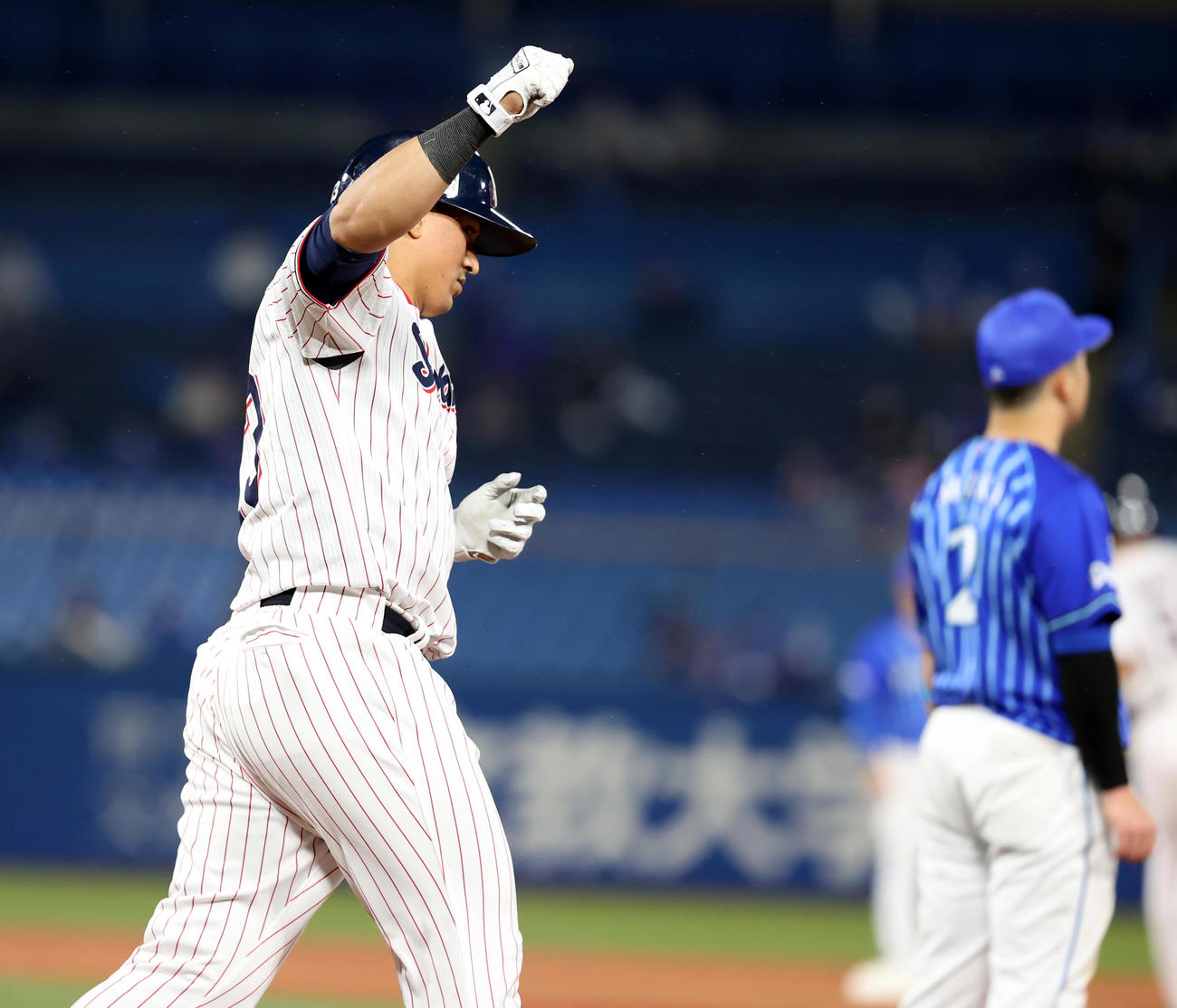 ヤクルト対DeNA 9回裏ヤクルト無死一塁、オスナは2点本塁打を放ちガッツポーズで一塁を回る（撮影・浅見桂子）