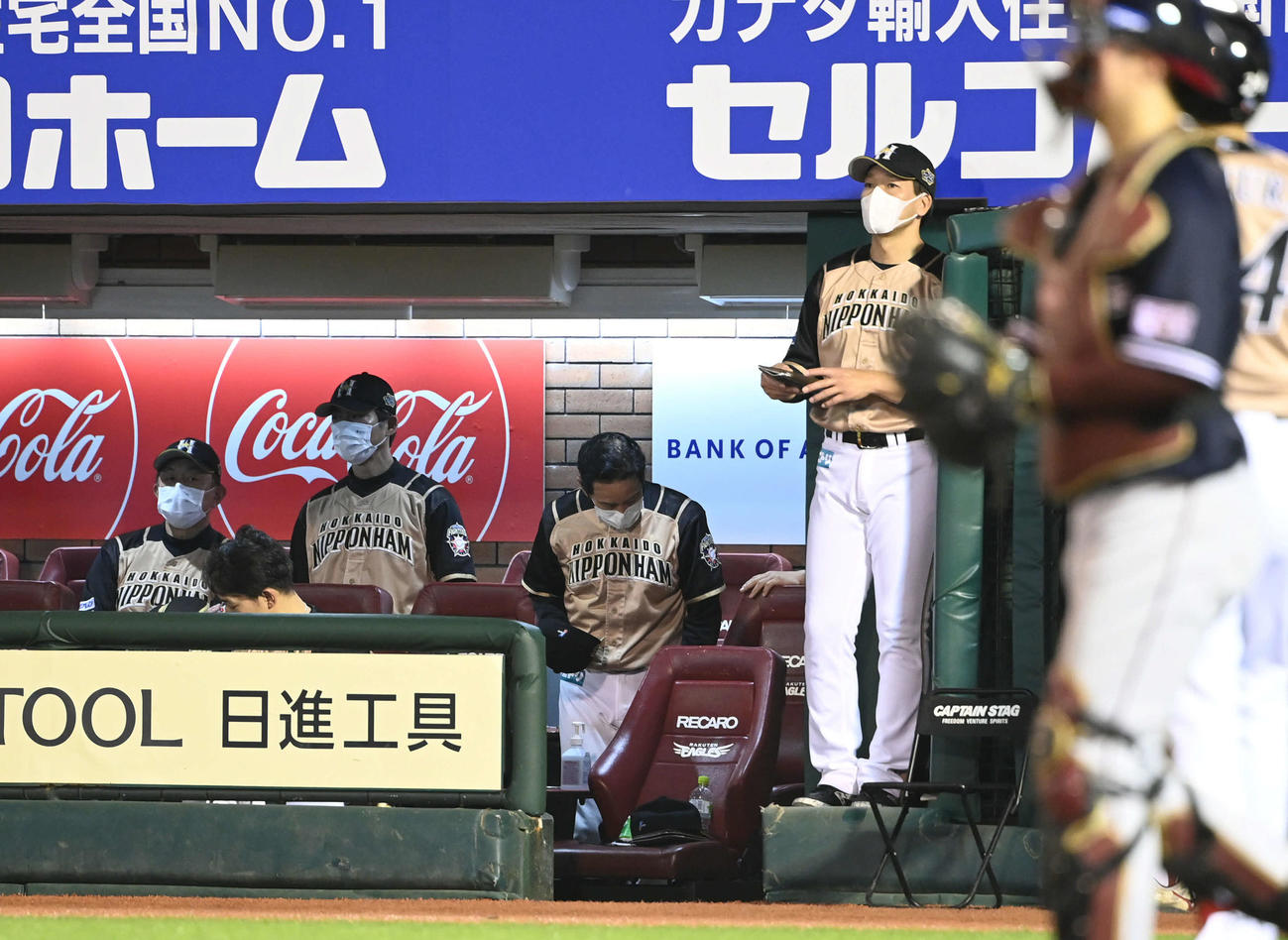 楽天対日本ハム　敗れた日本ハム栗山監督（中央）はベンチで一礼する（撮影・山崎安昭）