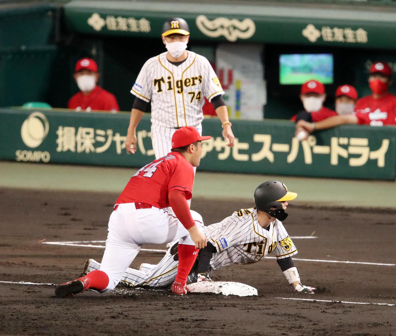 阪神対広島　1回裏阪神1死一、三塁、三塁走者中野は帰塁しセーフ。左は林（撮影・加藤哉）