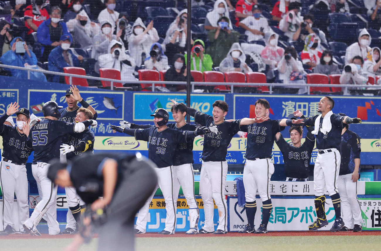 ロッテ対オリックス　9回表オリックス2死一、三塁、逆転の3点本塁打を放ったT－岡田（左）をTポーズで出迎えるナイン（撮影・垰建太）
