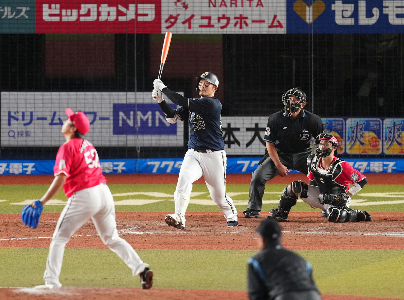 ロッテ対オリックス　9回表オリックス2死一、三塁、右越え3点本塁打を放つT－岡田（撮影・横山健太）