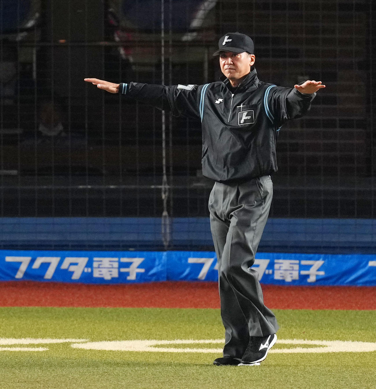 ロッテ対オリックス　9回表オリックス2死一、三塁、T－岡田の右越え3点本塁打後、リプレー検証も判定は覆らず（撮影・横山健太）