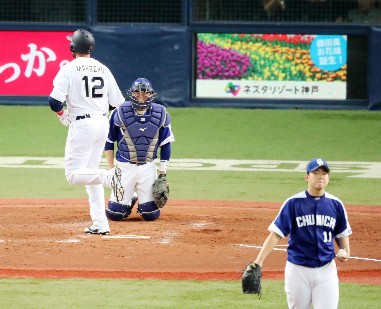 2017年6月9日の中日戦でフェンス越えの一打を放ちながらホームベースを踏み忘れるオリックス・マレーロ